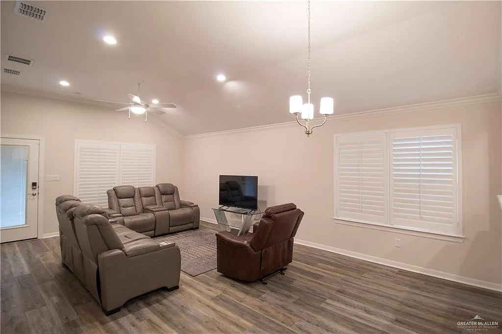 4 bed, 3.0 bath, 1698 sqft, $2,300 — Photo 3