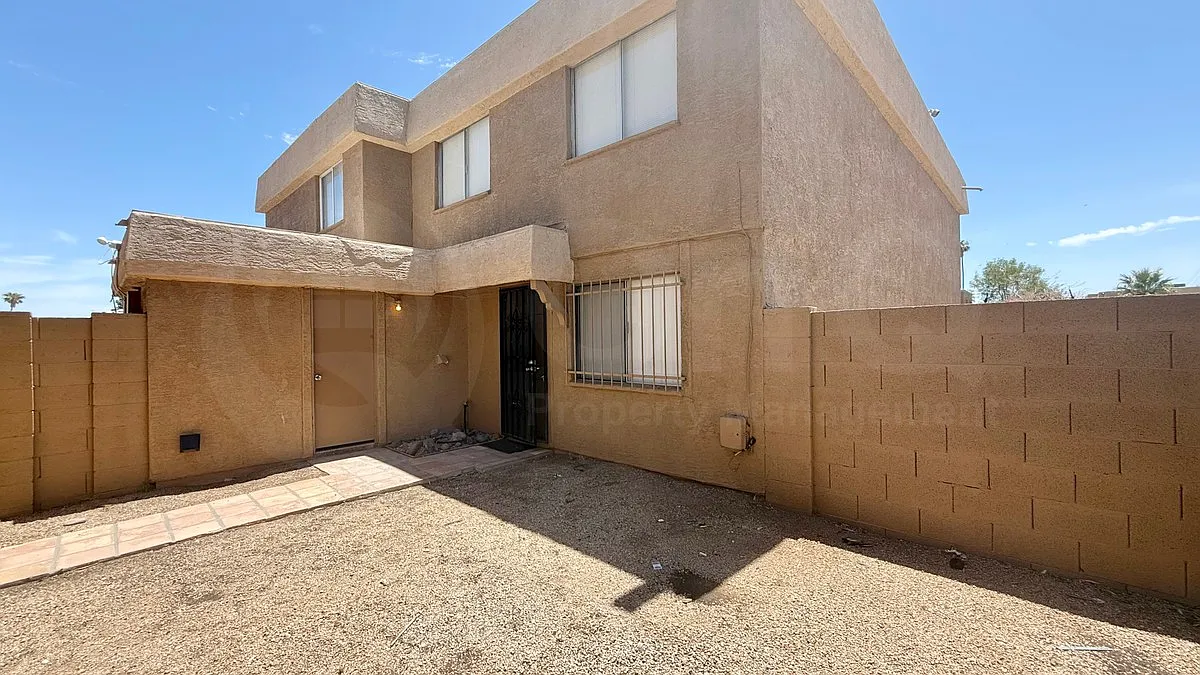 2 bed, 1.5 bath, 924 sqft, $1,149 — Photo 2