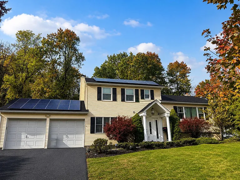 1087 Pleasant Valley Way — Photo 1