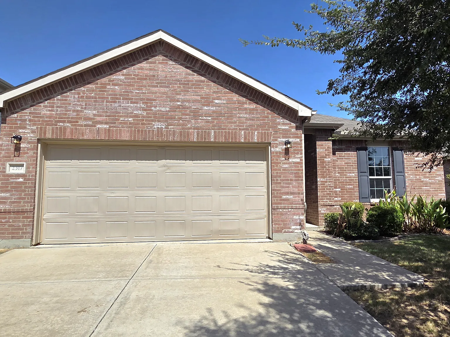 3 bed, 1975 sqft, $2,275 — Photo 2