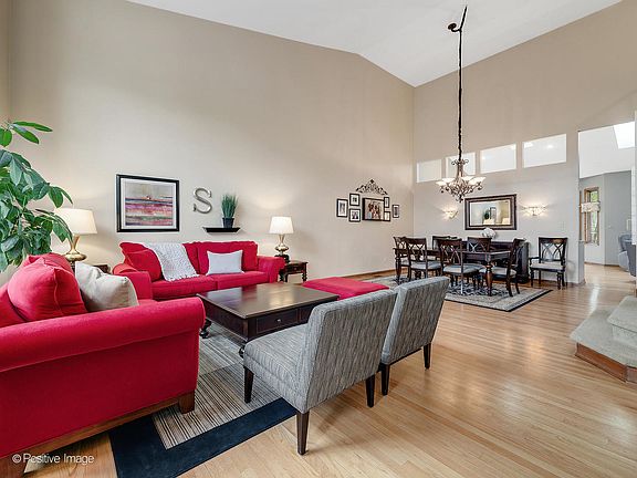 3rd image of 4925 Creek Dr Unit 4925