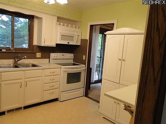 4th image of 1060 Plymouth Dr