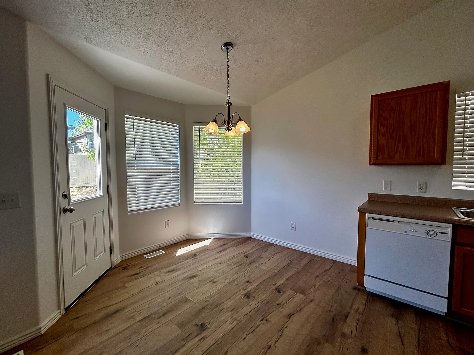 3 bed, 2447 sqft, $2,295 — Photo 4