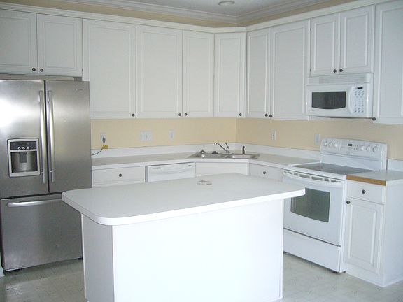 Kitchen w/an island & appl