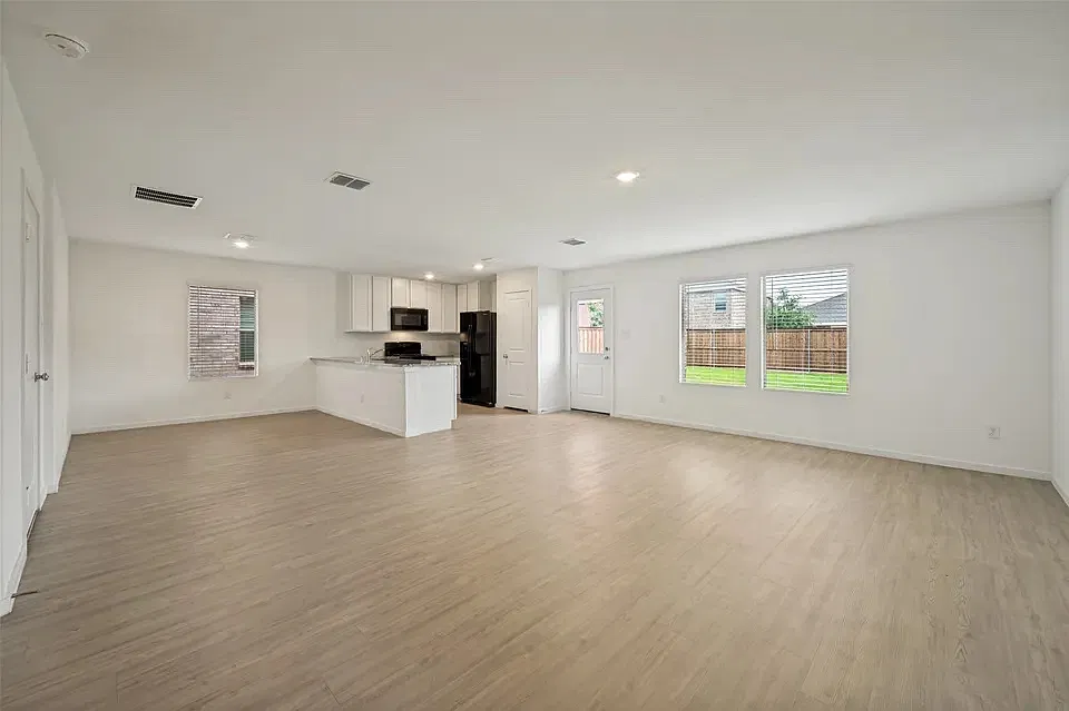 4 bed, 2.5 bath, 2056 sqft, $2,399 — Photo 2
