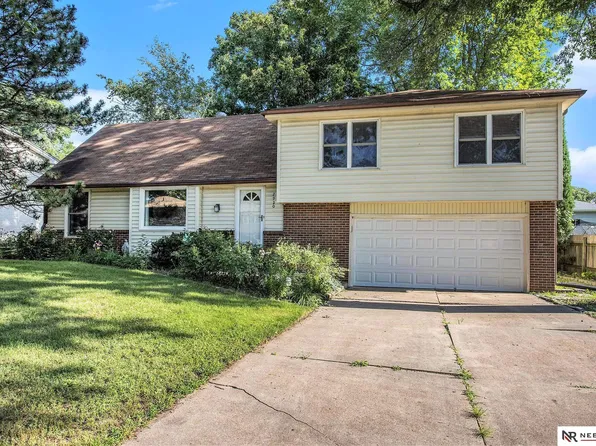 2920 Loveland Dr, Lincoln, NE 68502