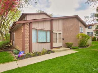 570 Forum Dr, Roselle, IL 60172