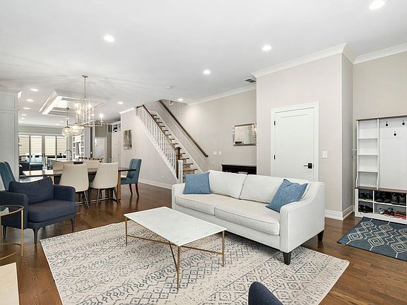 4th image of 1648 W Fletcher St