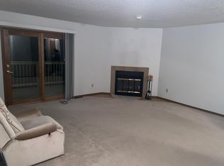 613 Westwinds Dr, Iowa City, IA 52246