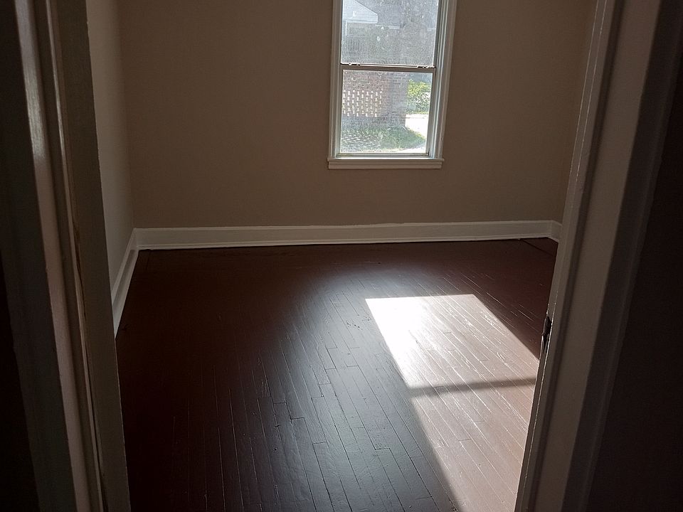 The rental has gray paint with white trim through out with brown hardwood floors.
The Kitchen and Bathroom has tile flooring.
