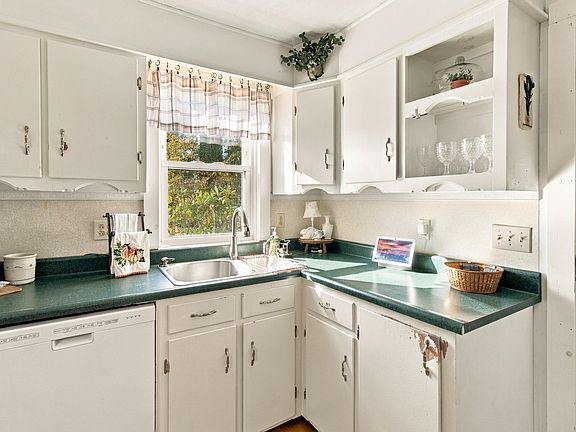 3rd image of 11 Lupine Lane