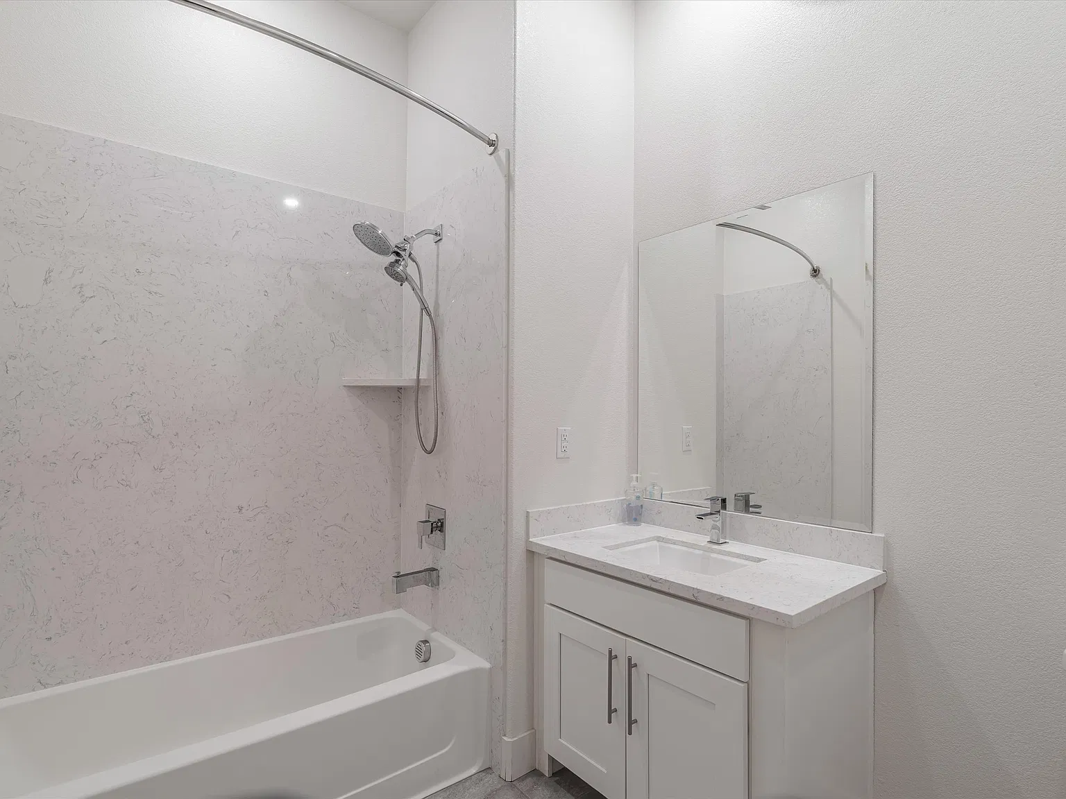 718 Eppleton Ln — Photo 3