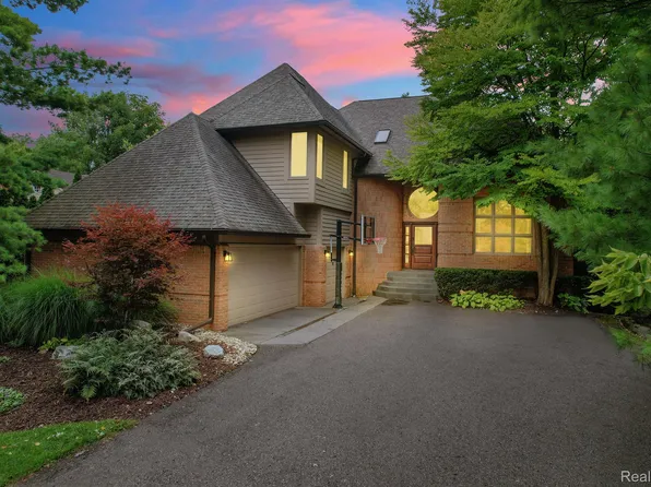 5720 Eastman Blvd, West Bloomfield, MI 48323