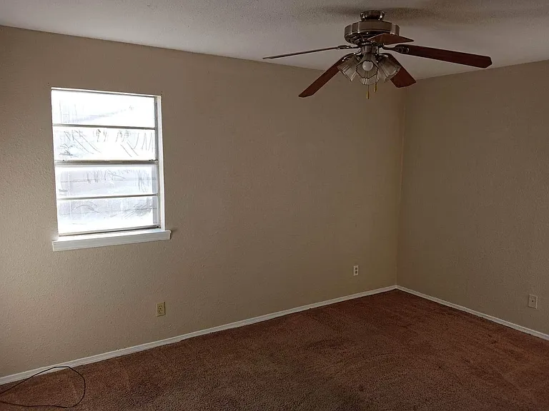 616 Briarwood Ln — Photo 9