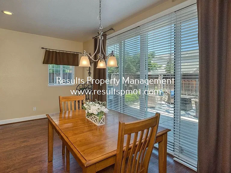 2425 Foxcroft Cir — Photo 18