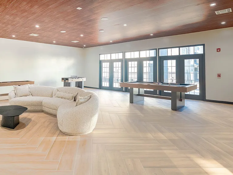 The Raphael - Beautifully Renovated! — Photo 14
