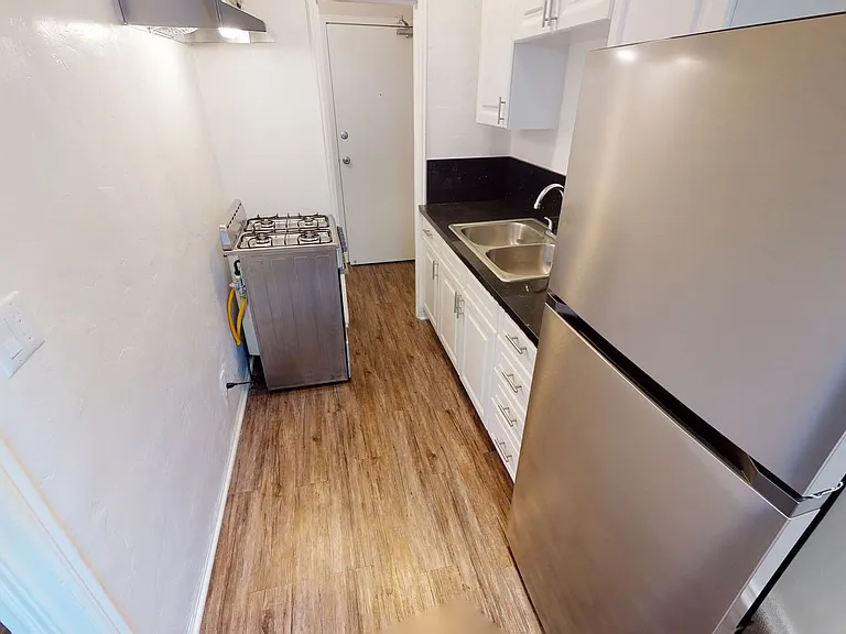 La Chandelle Apts...Charming building...Renovated Apartments Available...Hardwood Floors! — Photo 6