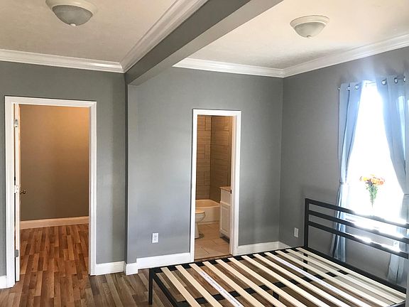 Beedroom. Plenty of space for King or Queen bed. Queen bed shown in photo above (3'9" of space on both sides of a Queen bed ; 3' of space on both sides of a King bed).