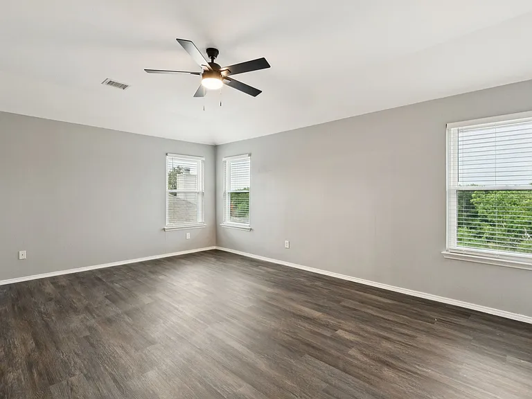 1016 Aviary — Photo 32