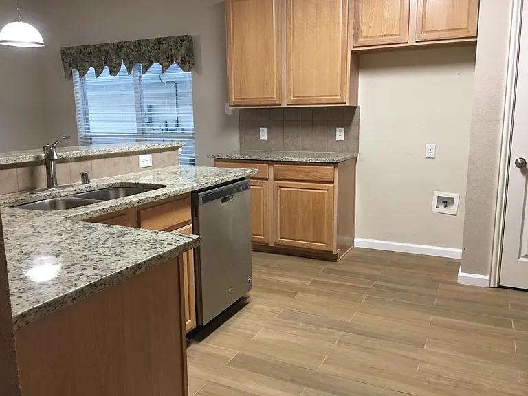 10215 Waterbury Dr — Photo 22