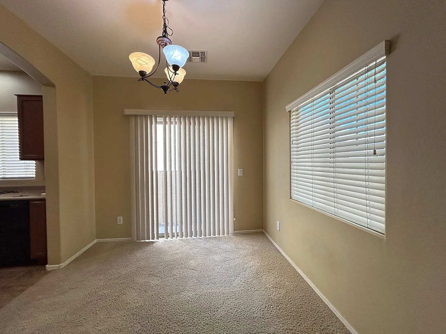 3 Bedroom, 2 1/2 Bathroom, 2 Car Garage in Peoria — Photo 4
