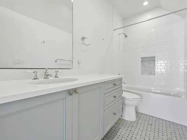 2518 Sutherland St — Photo 14