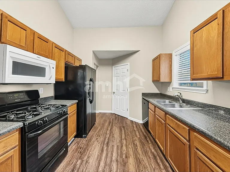 451 Bellingham Dr — Photo 3