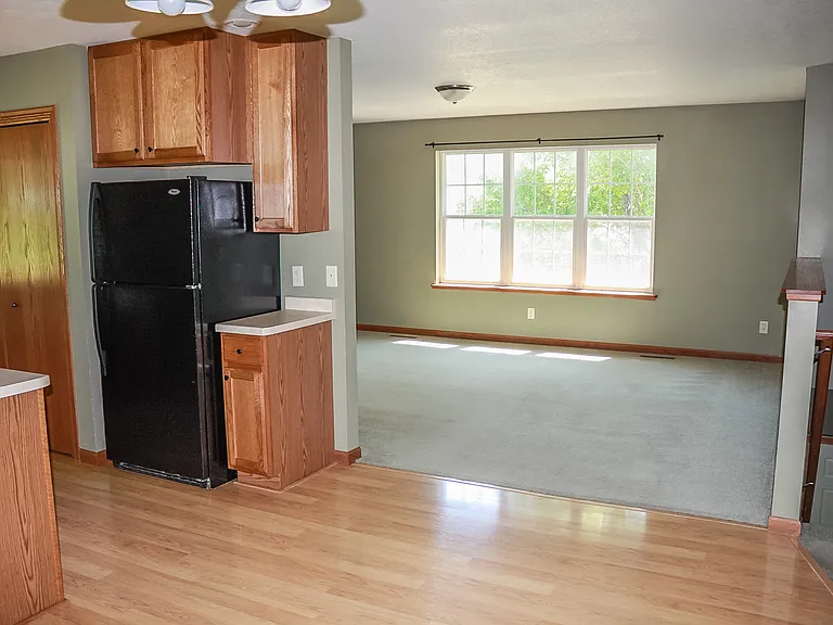 1215 E Bremer Ave — Photo 7