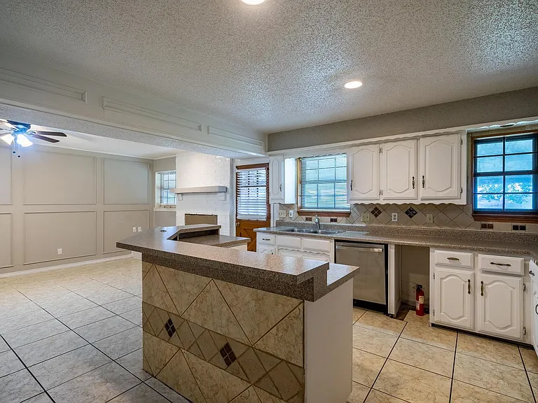 4212 Village Green Dr — Photo 9