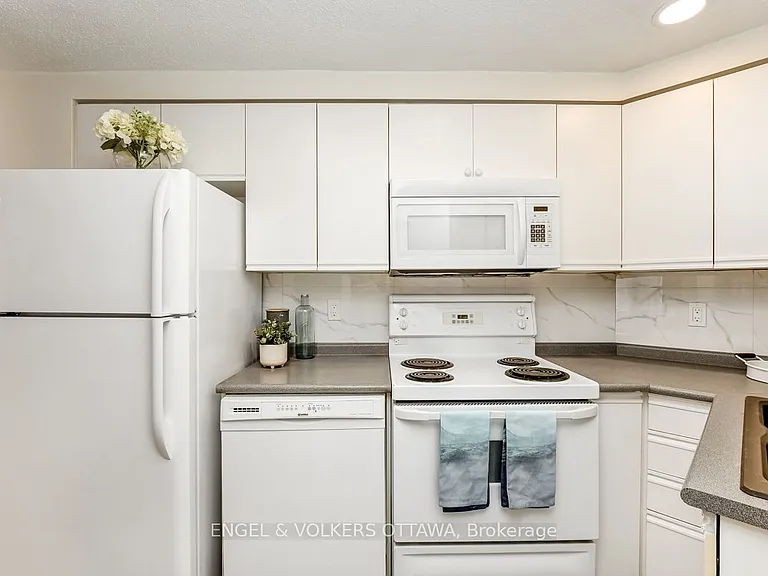 158 Rochester St W — Photo 12