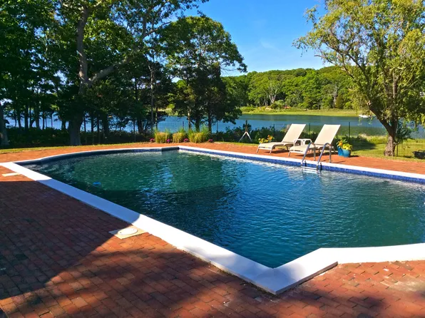 https://photos.zillowstatic.com/fp/61627ff870118a100b8557e478a4e4ea-p_e.webp