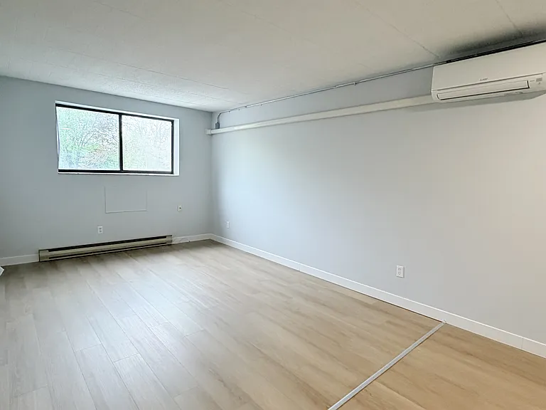 360 Tecumseh Rd W #205 — Photo 2