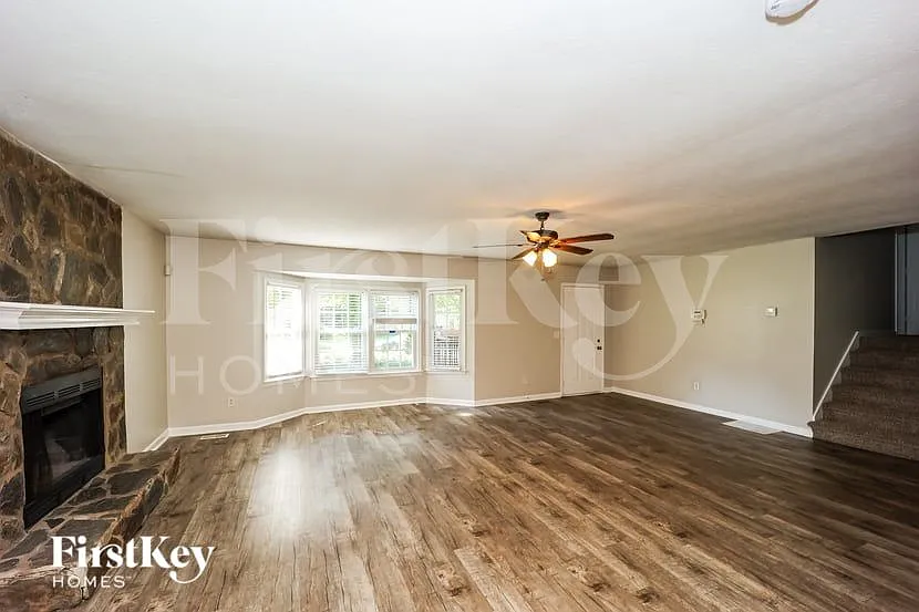 3 bed, 2.0 bath, 1408 sqft, $2,120 — Photo 3