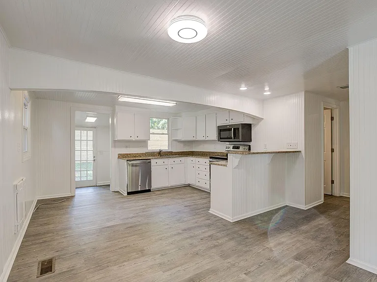 907 Green Meadow Dr — Photo 8