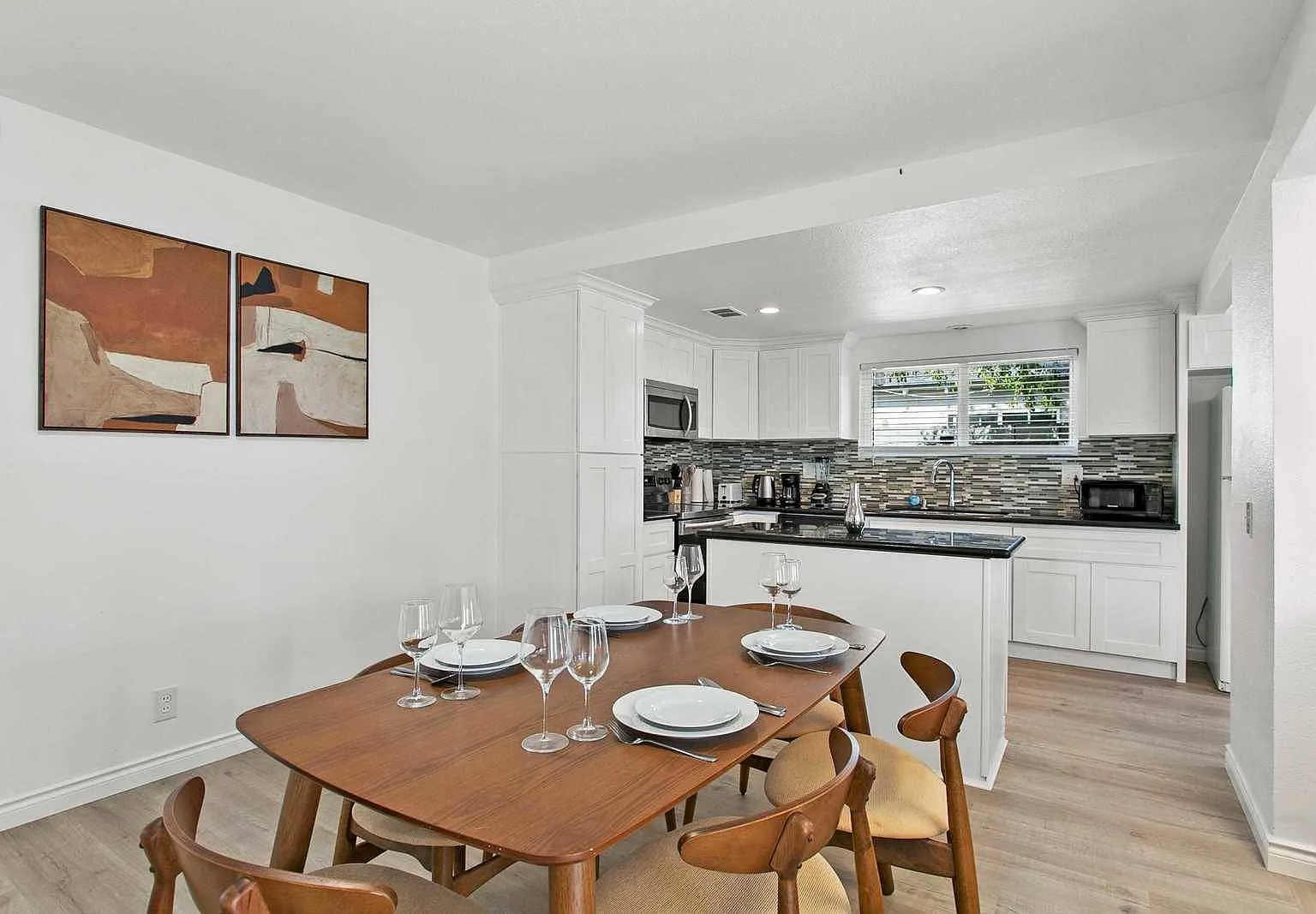 4 bed, 2.5 bath, 2340 sqft, $6,800 — Photo 3