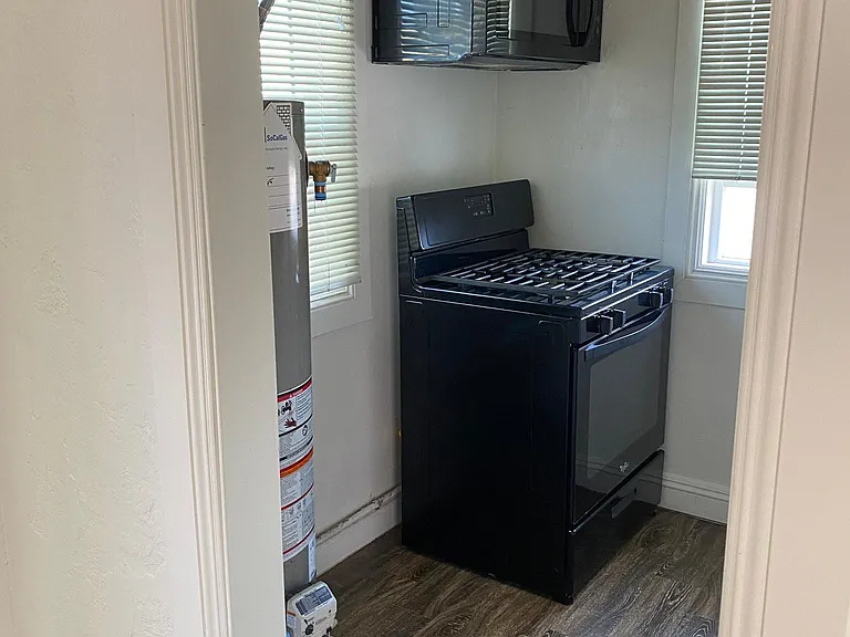 kitcehn microwave and stove included