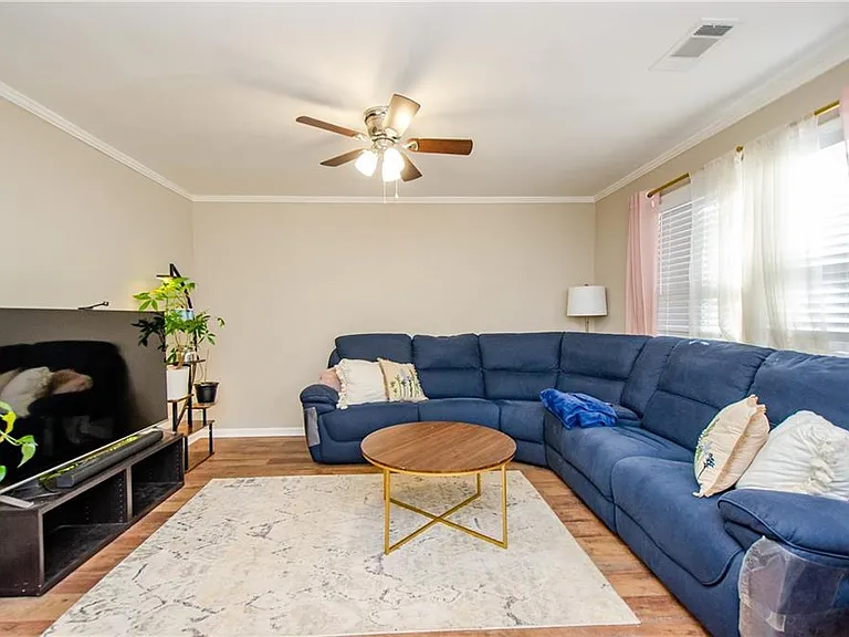 1066 Wedgewood Ln — Photo 2