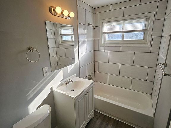 5th image of 7139 NE 52nd St