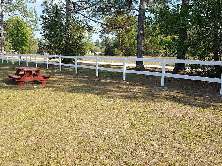SERENE PARK LIKE SETTING JUST MINUTES FROM TOWN! EASY ACCESS