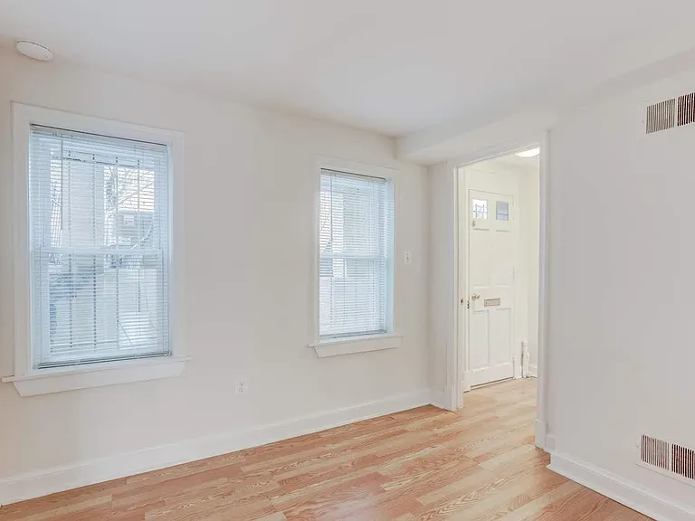 615 10th St NE #B — Photo 5