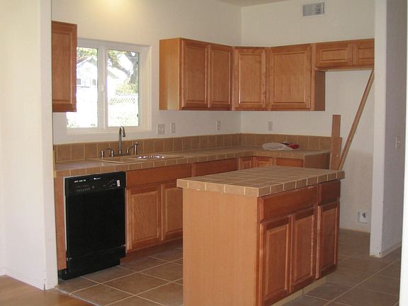 Tile floors & countertops