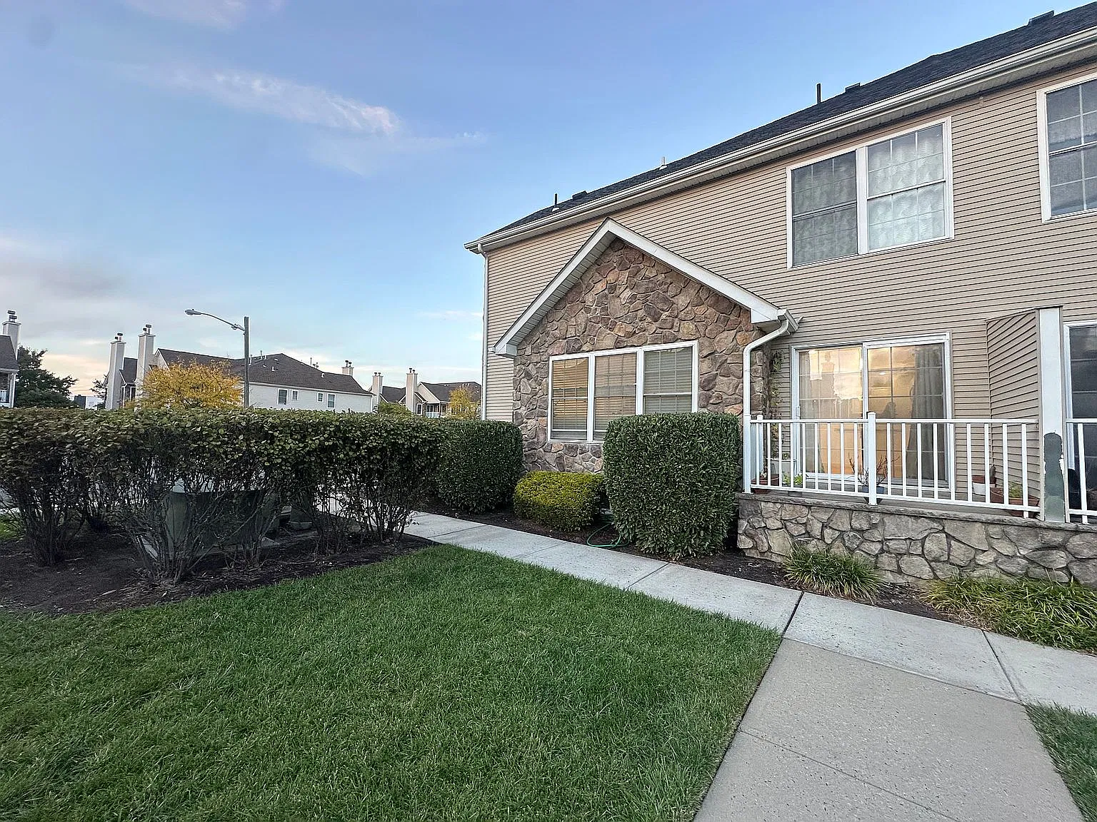3 bed, 2.5 bath, 1696 sqft, $3,250 — Photo 2