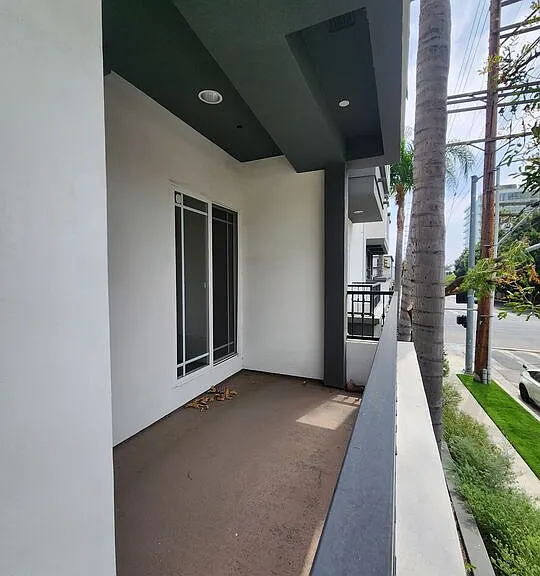 147 S Doheny Dr — Photo 18