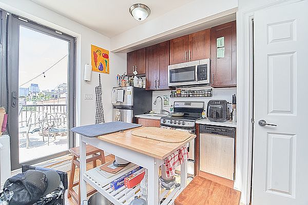 1st image of 333 E 9th St