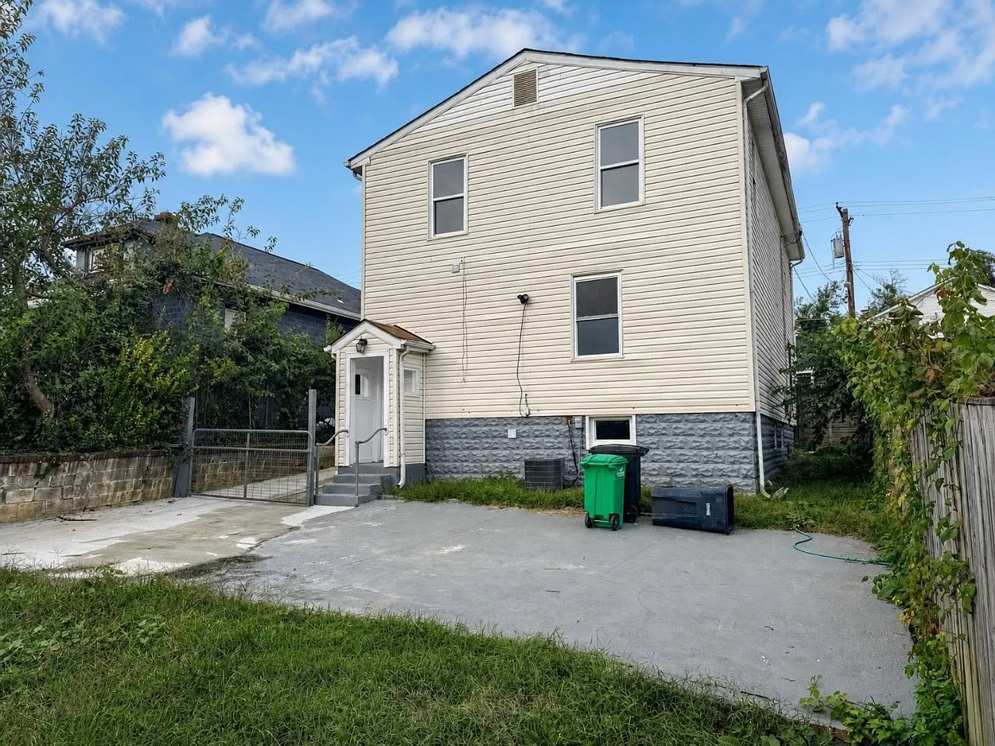 Spacious Home suitable for roommates and group homes *Section 8 accepted* — Photo 2