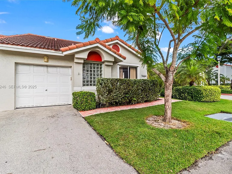 7474 Pinewalk Dr — Photo 2