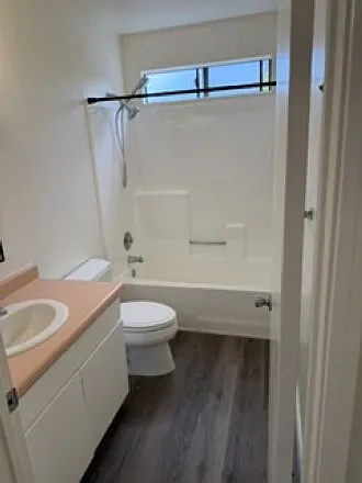 Upstairs Full Bathroom
