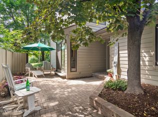 336 Oak Hill Rd, Lake Barrington, IL 60010