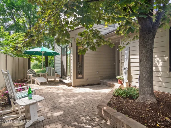 336 Oak Hill Rd, Lake Barrington, IL 60010