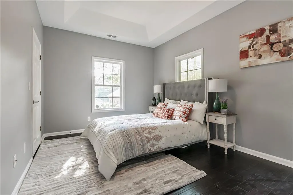 3 bed, 1345 sqft, $2,200 — Photo 2